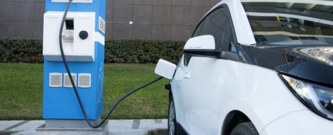 Θεσμοθετούνται για πρώτη φορά προδιαγραφές για σημεία φόρτισης ηλεκτρικών οχημάτων